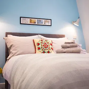 Luxury Bed Just Off The Canal London